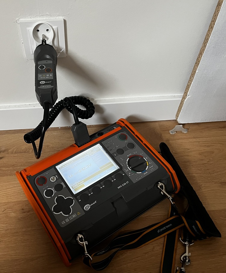 Migotanie światła w domu - skąd się bierze i kiedy wymagana jest interwencja elektryka?