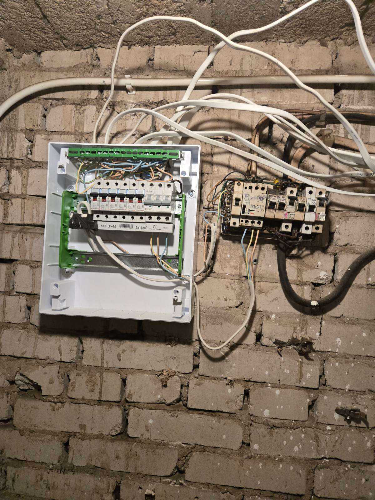 Pajęczyna w rozdzielnicy – przed naprawą