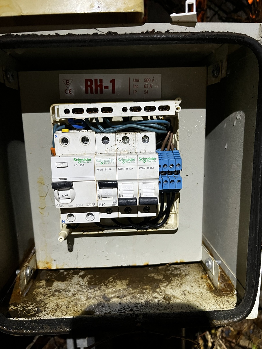 Woda w rozdzielnicy – zabezpieczenie instalacji